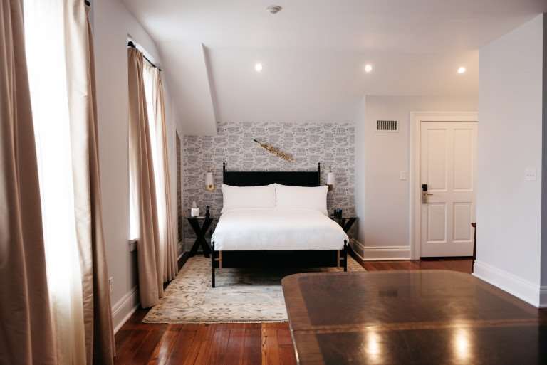 Henry Howard Hotel New Orleans Rom bilde